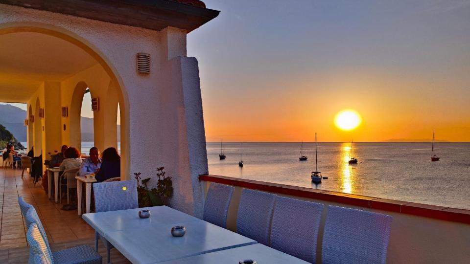 Hotel Scoglio Bianco ポルトフェッラーイオ エクステリア 写真