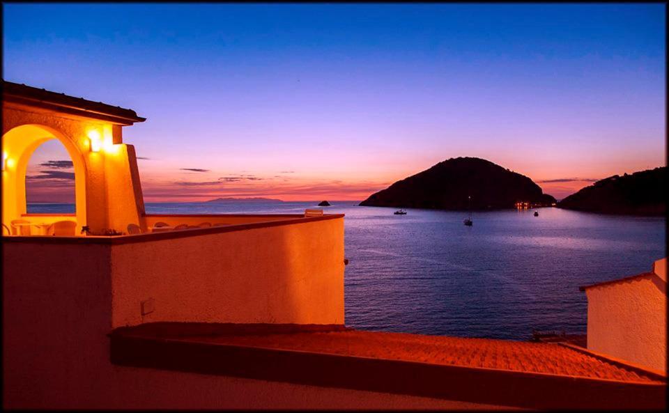 Hotel Scoglio Bianco ポルトフェッラーイオ エクステリア 写真