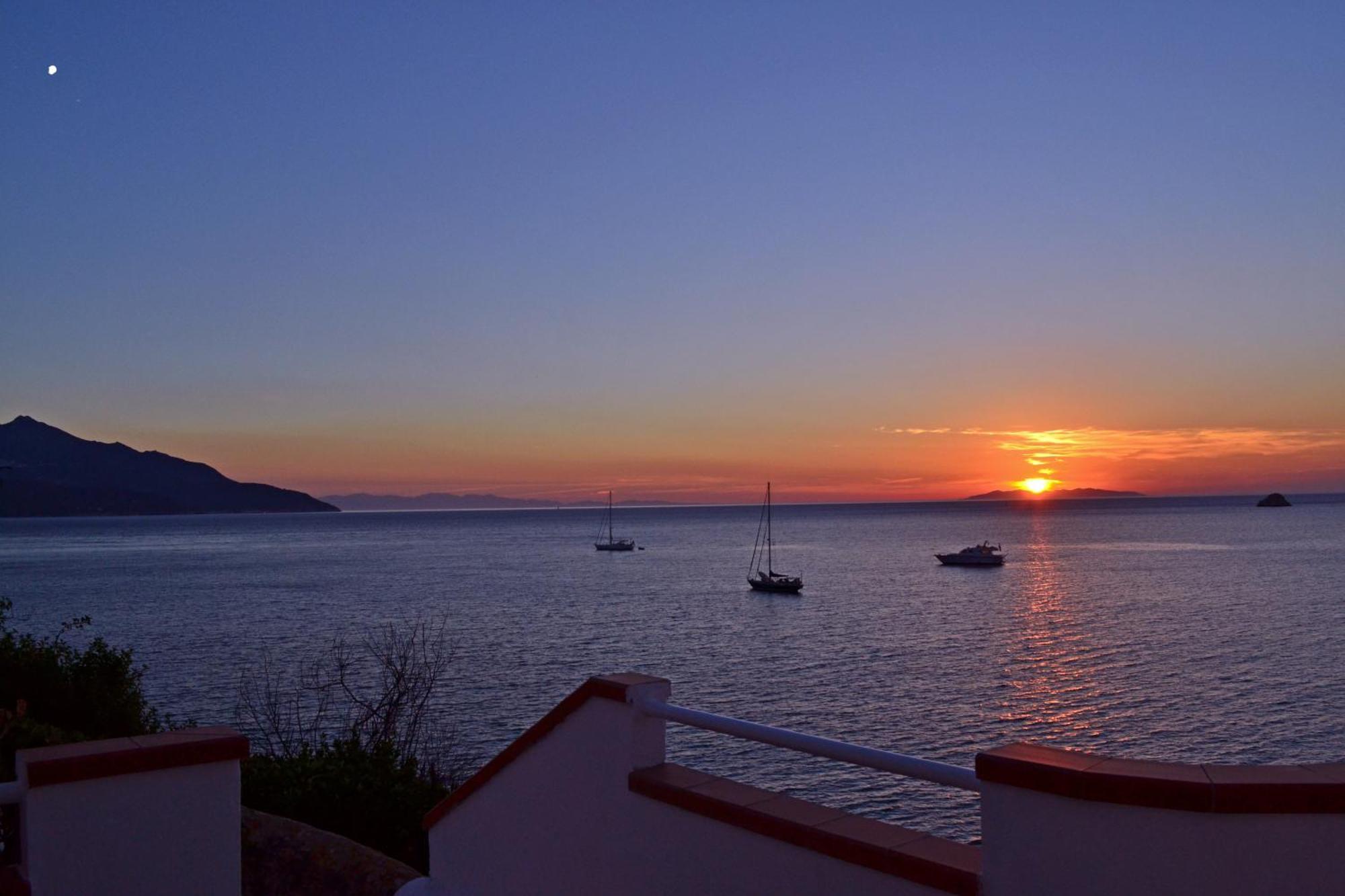 Hotel Scoglio Bianco ポルトフェッラーイオ エクステリア 写真